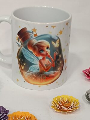 Taza blanca de dibujos animados