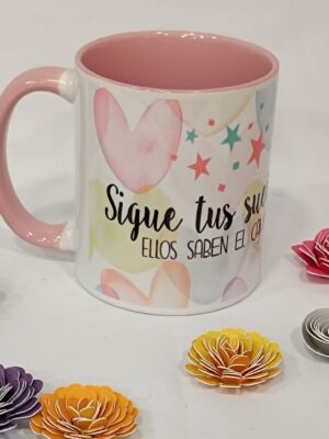 Taza con interior a color y asa redonda